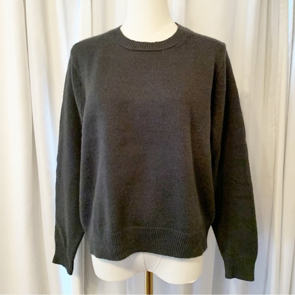 Banana Republic Factory Charcoal Gray Crew Neck Sweater Size Petite Large - Picture 1 of 5
